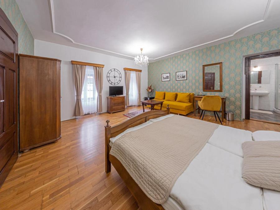Hotel Salamander - Garni บันสกา ชีอาว์นีซา ภายนอก รูปภาพ