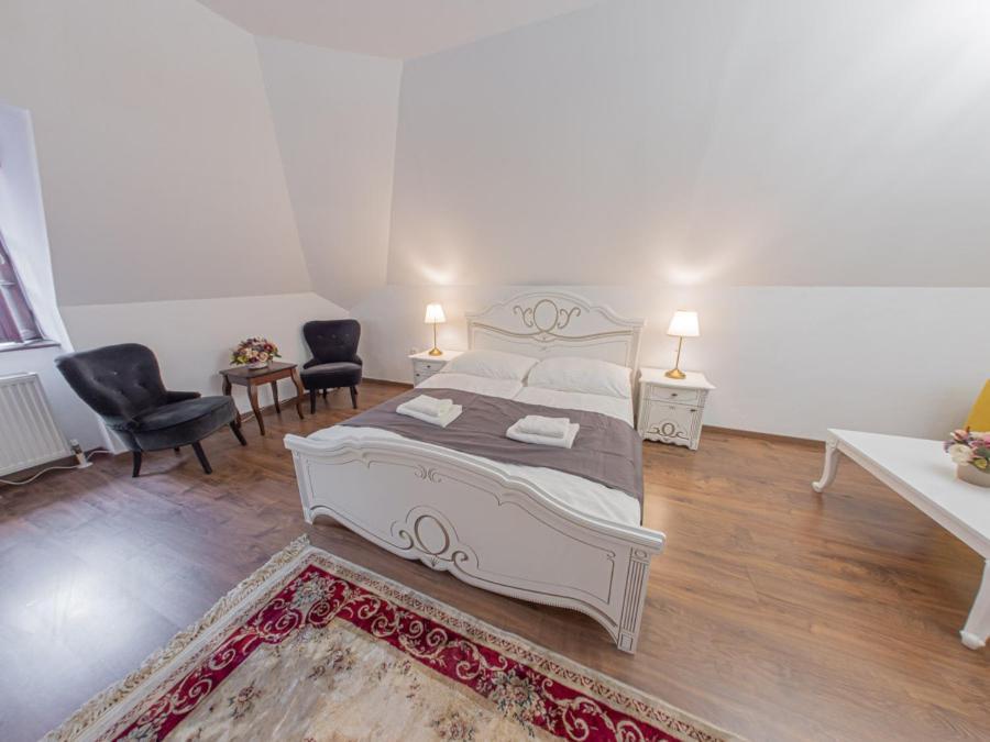 Hotel Salamander - Garni บันสกา ชีอาว์นีซา ภายนอก รูปภาพ